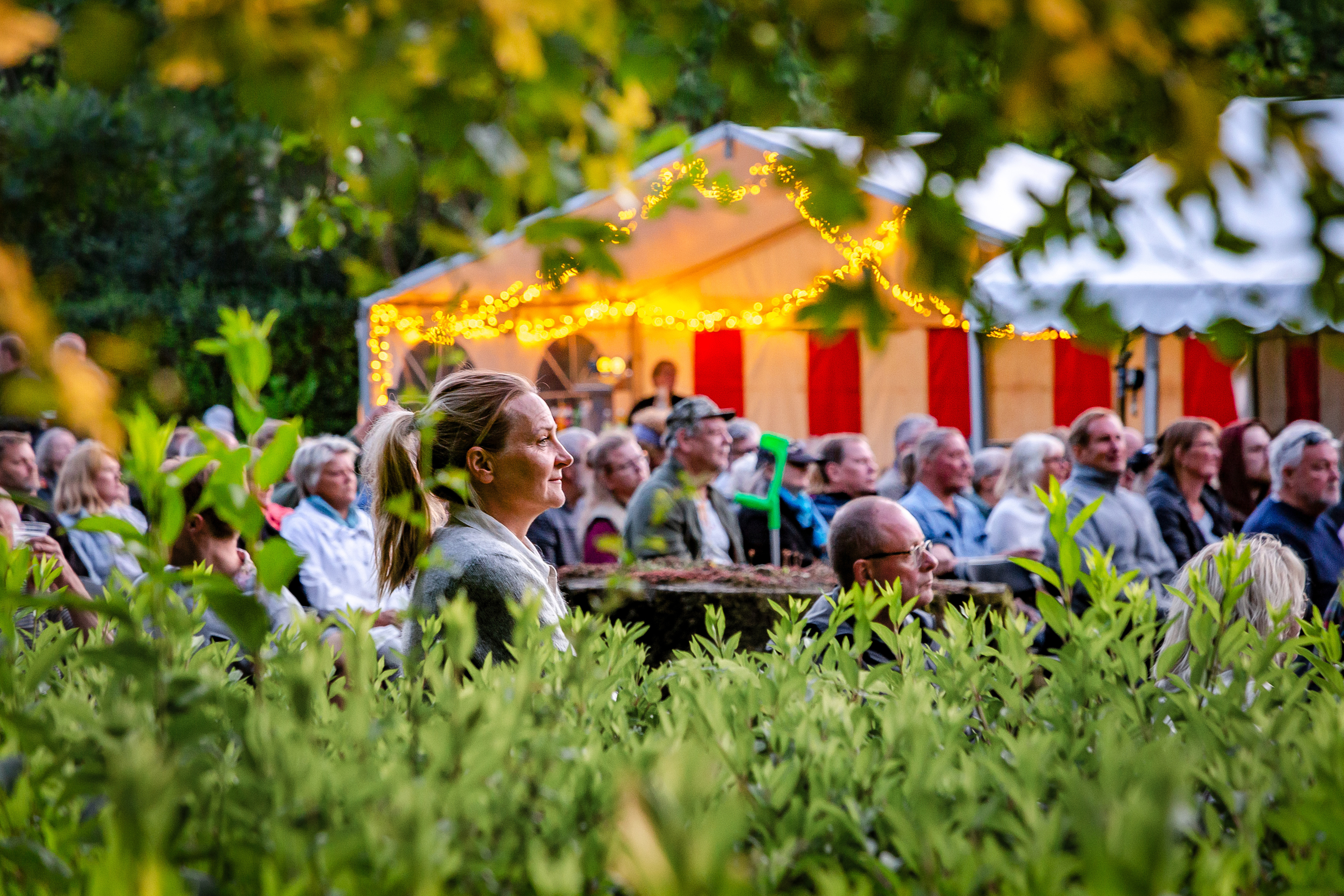 Publikum er klar til musik på en sommeraften i Ekkodalshusets have