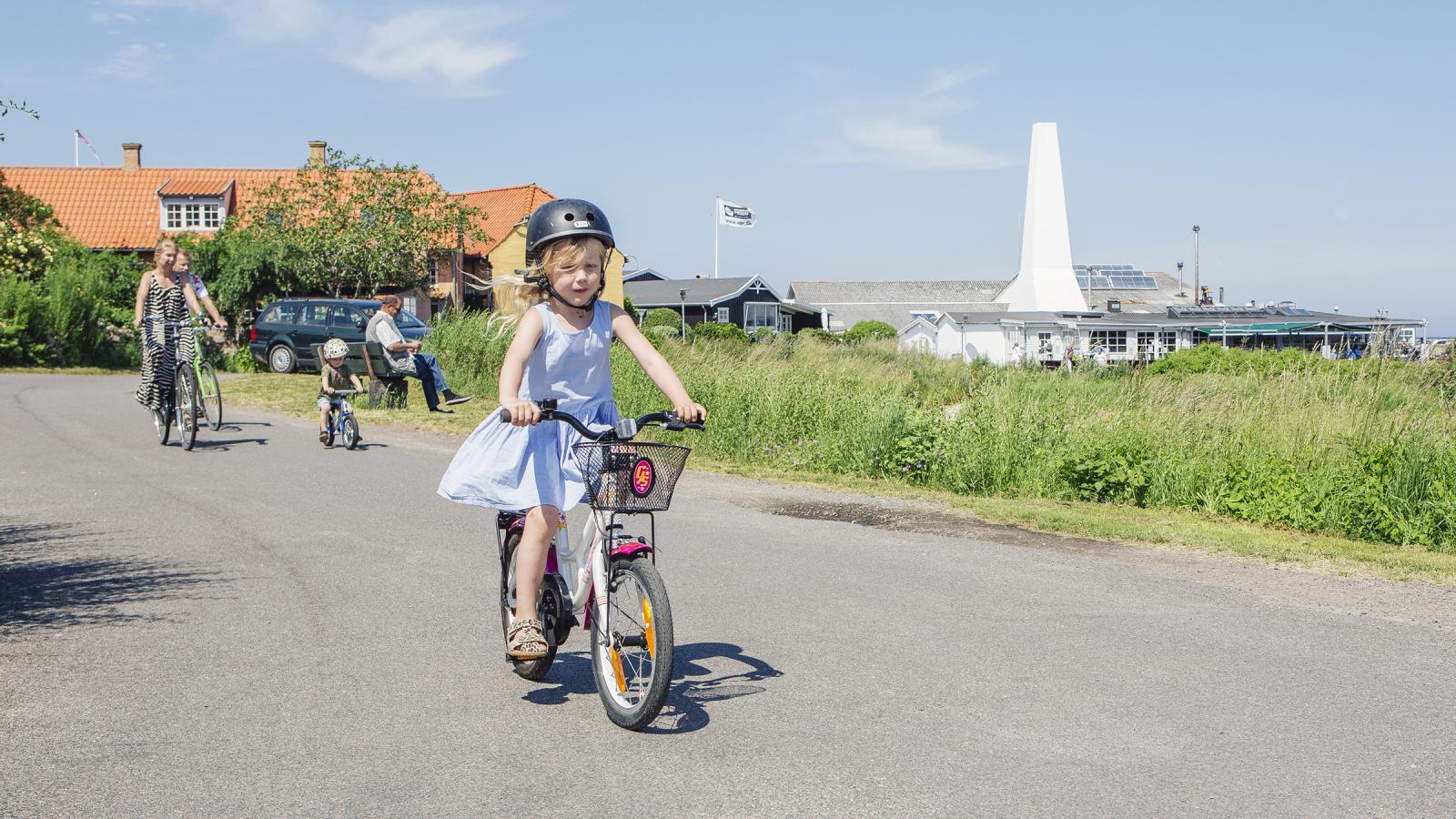 Familie på cykeltur i Allinge