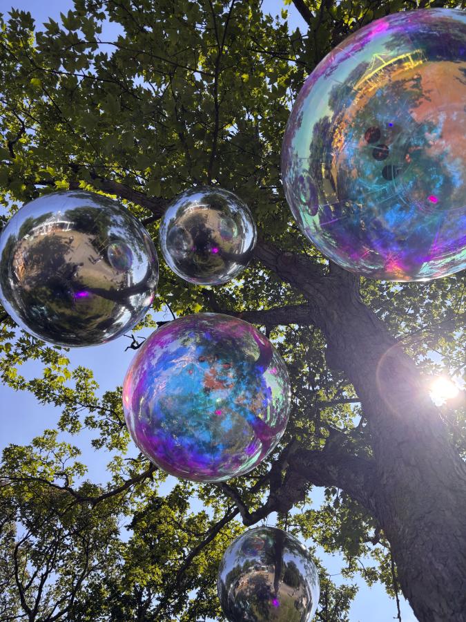 Stemning fra Folkemødet med balloner i træ