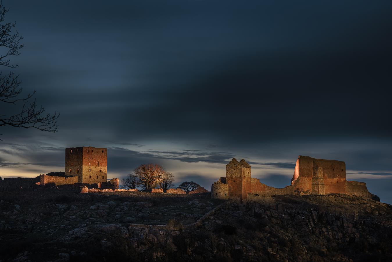 Belysning på Hammershus med smukke skyer som baggrund
