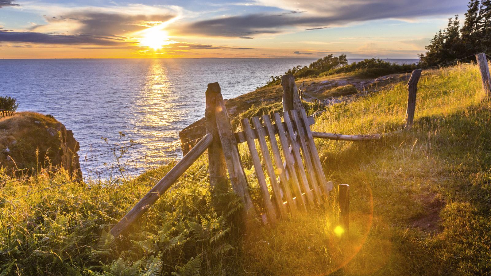 solen går ned i havet ved bornholms kyst
