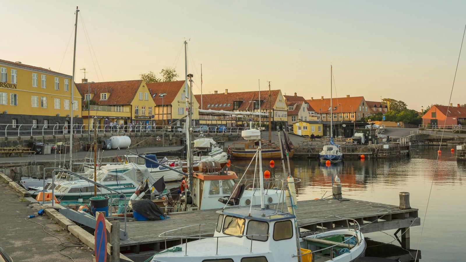 Det vidunderlige aftenlys over Svaneke havn