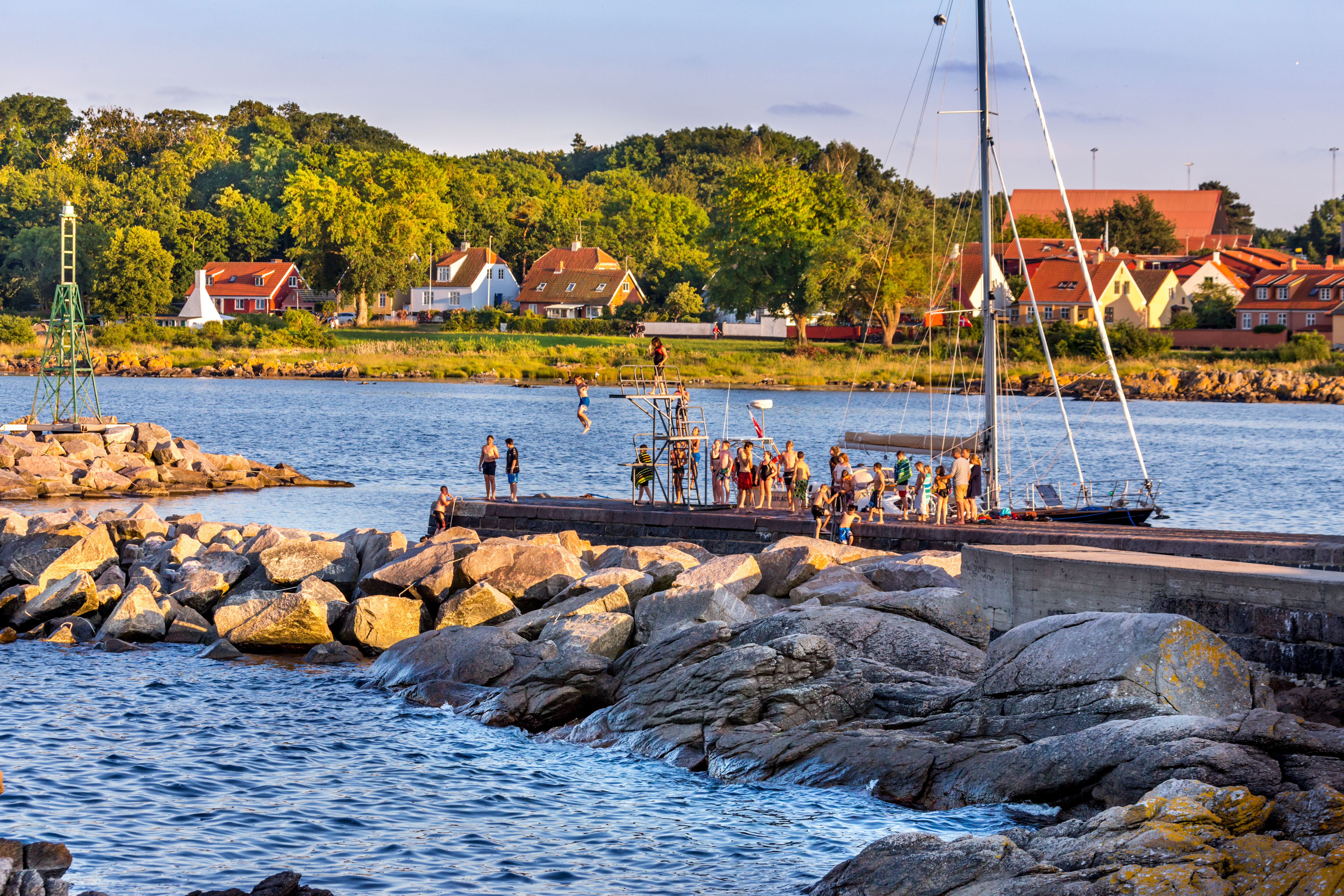 Badende gæster i Svaneke havn