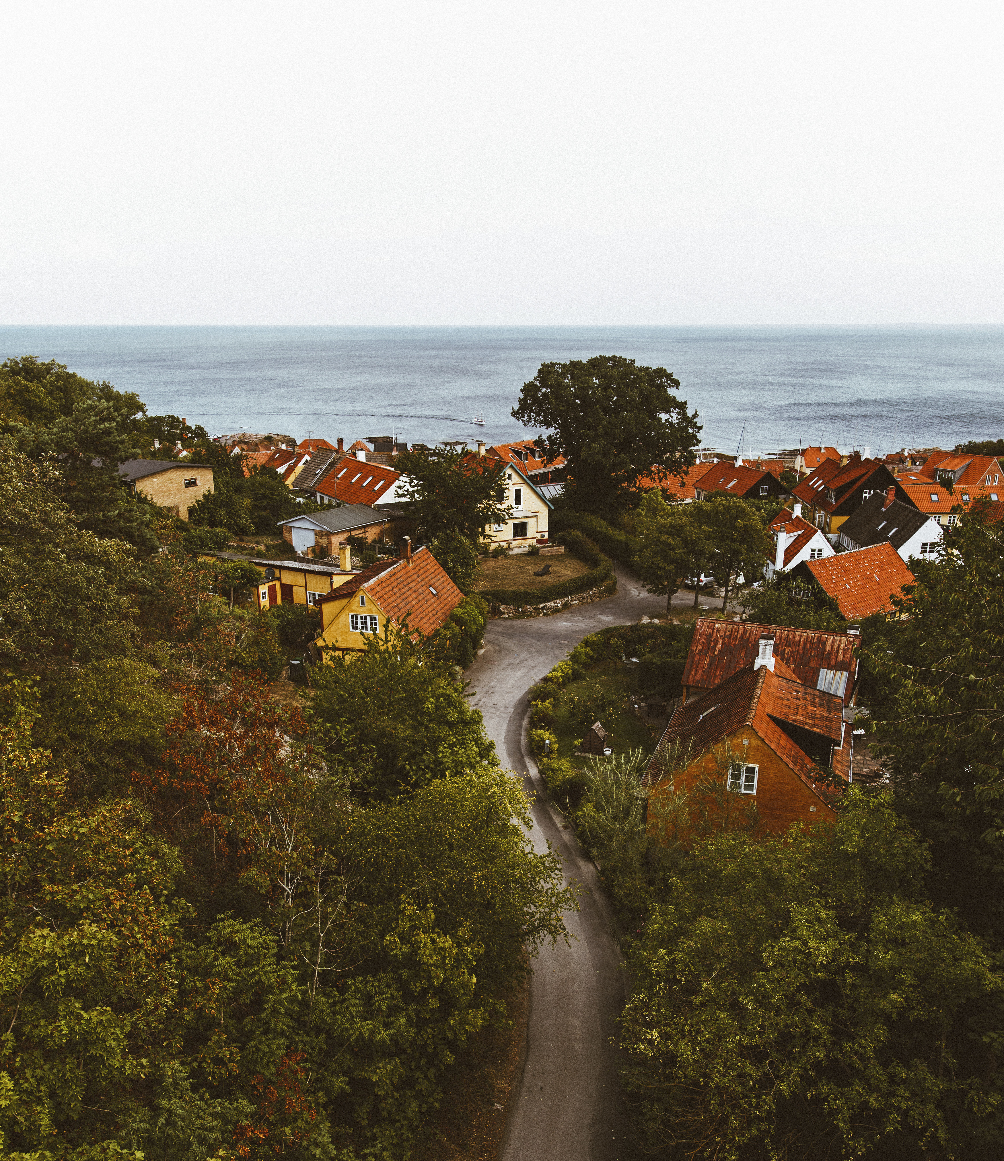 Udsigten ned igennem Gudhjem by med havet i baggrunden