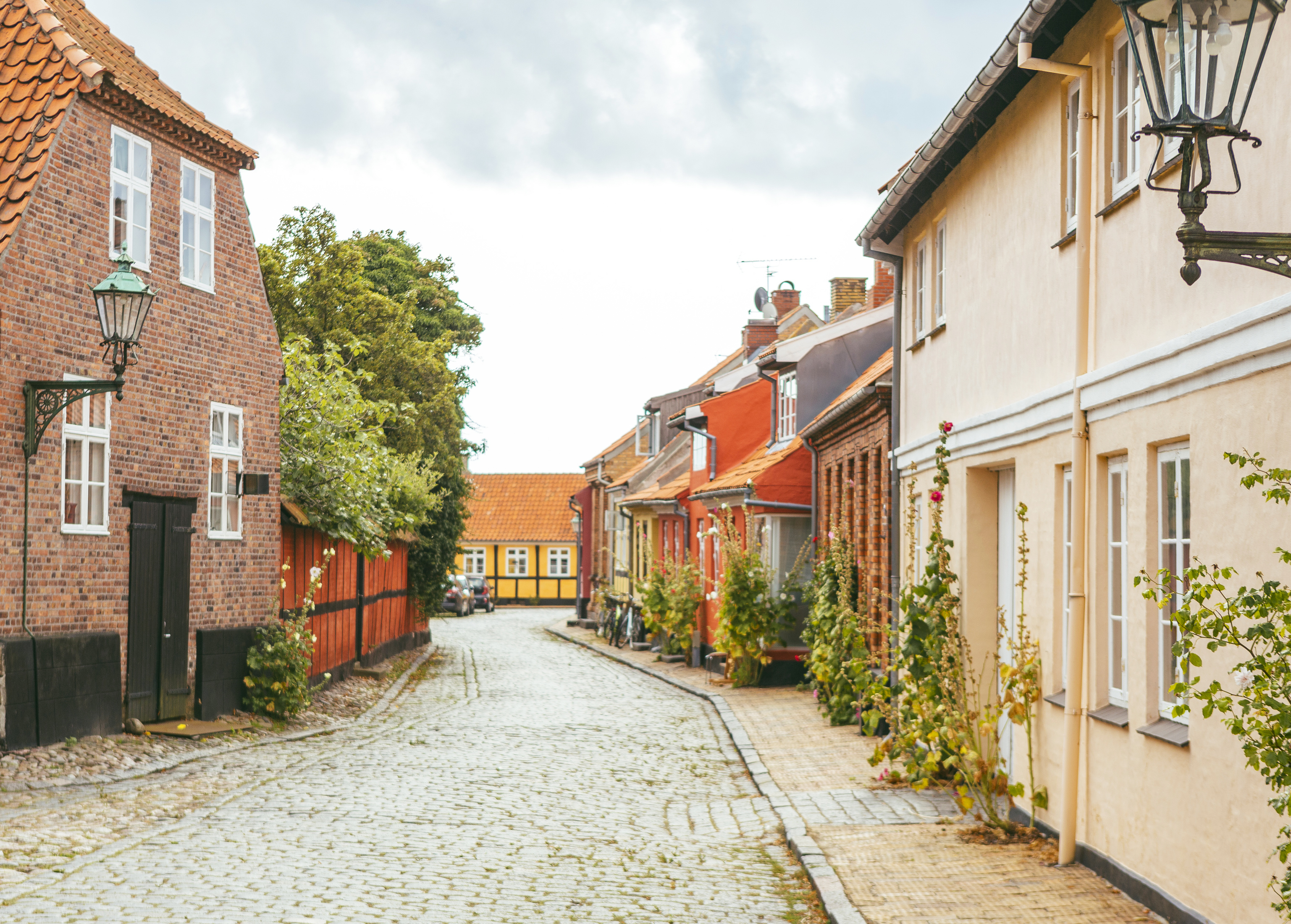 Den gamle bydel i Rønne med gadelygter og stokroser