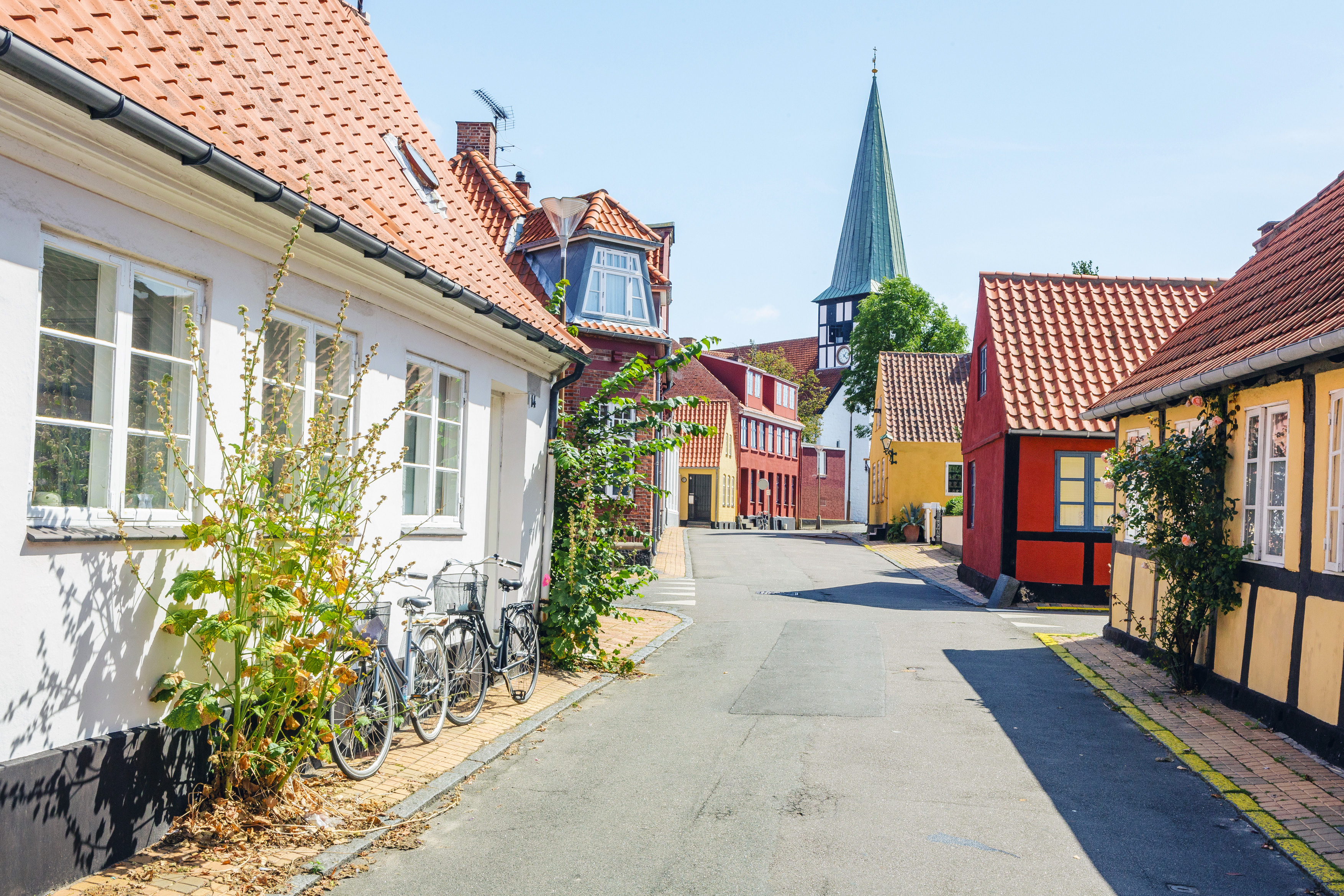 Et view hen ad en gade i Rønne med kirken i baggrunden
