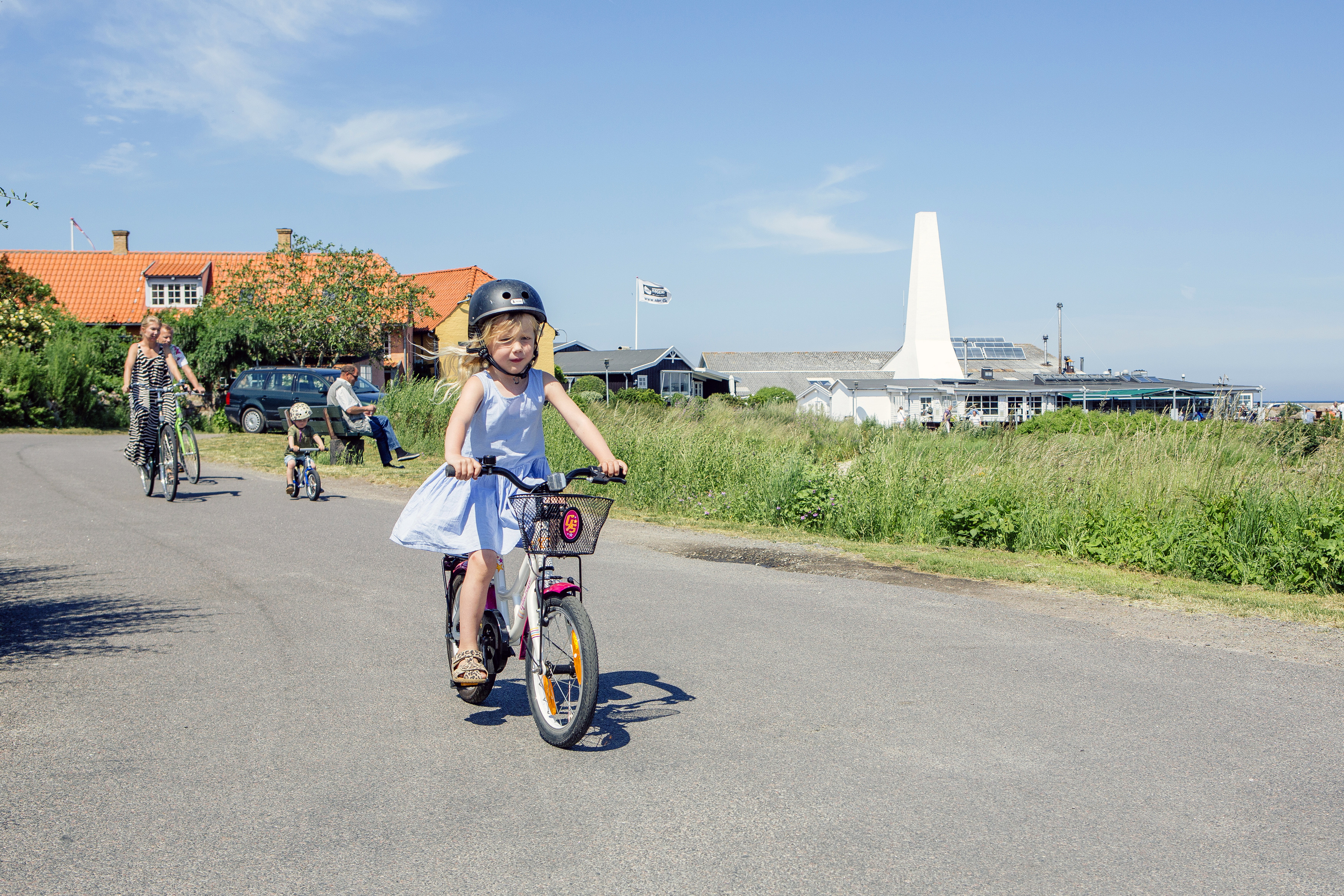Familie på cykeltur i Allinge