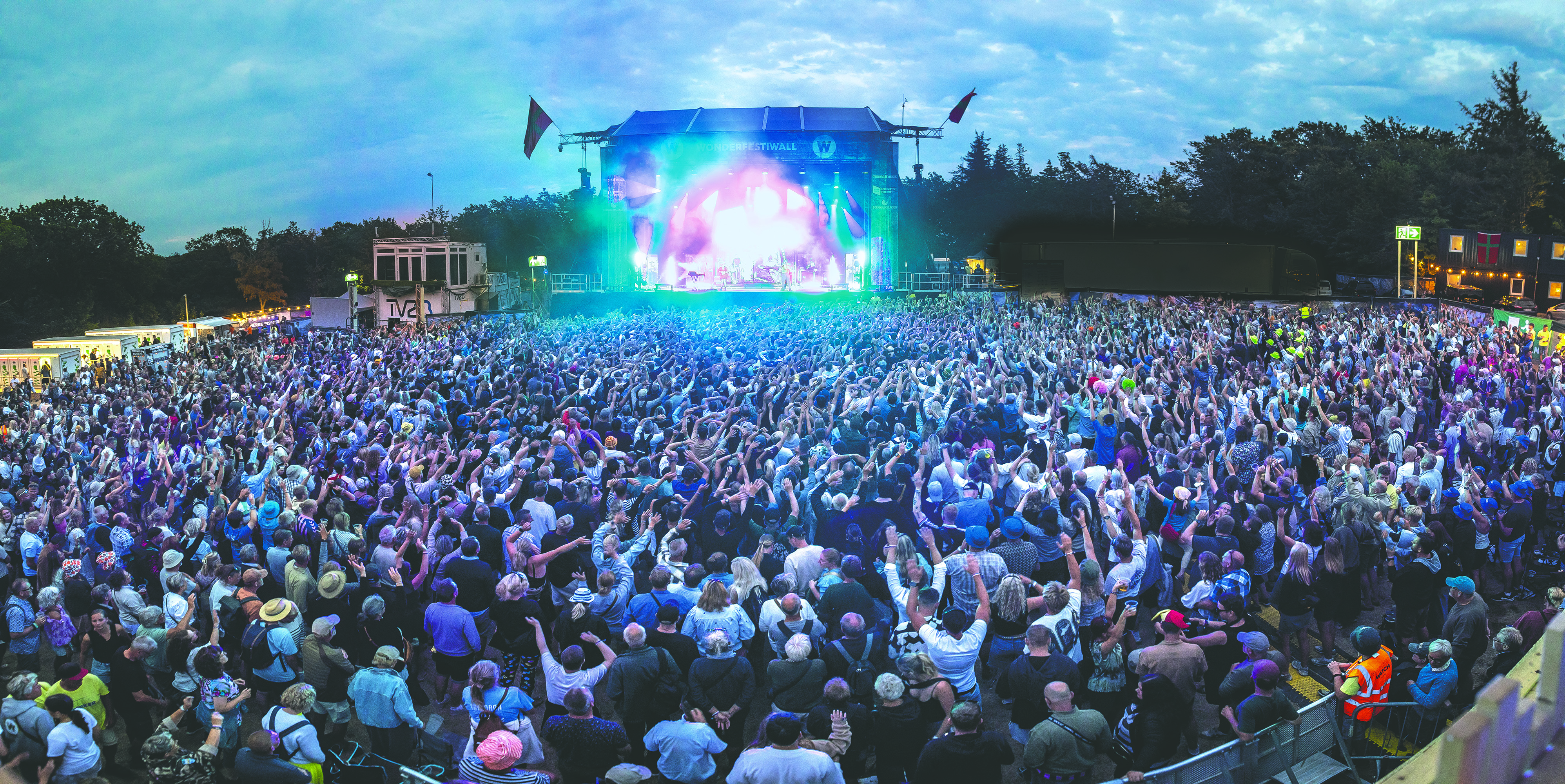 God stemning og hænderne i vejret på Wonder Festiwall