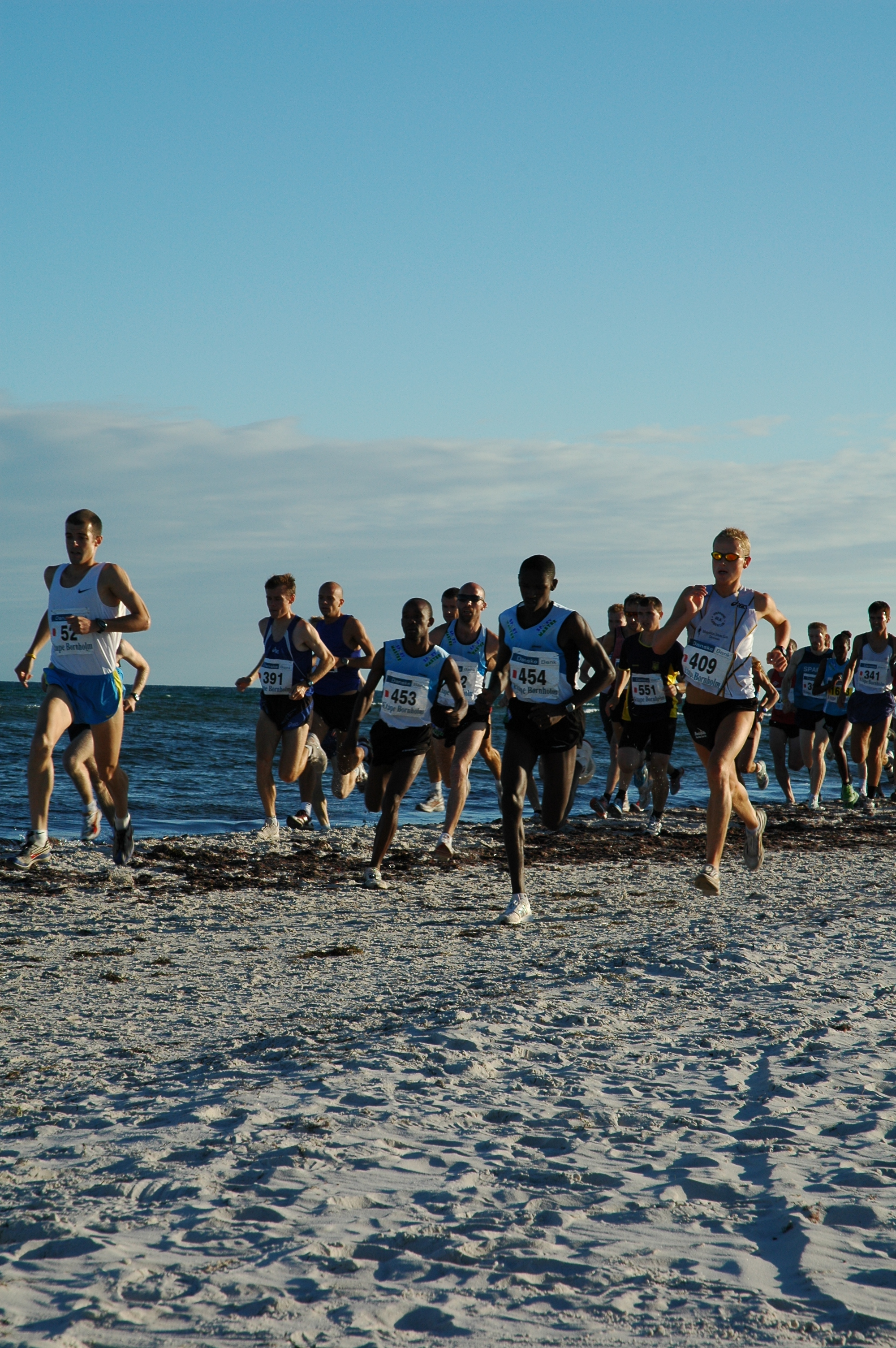 Løbere langs stranden til Etape Bornholm