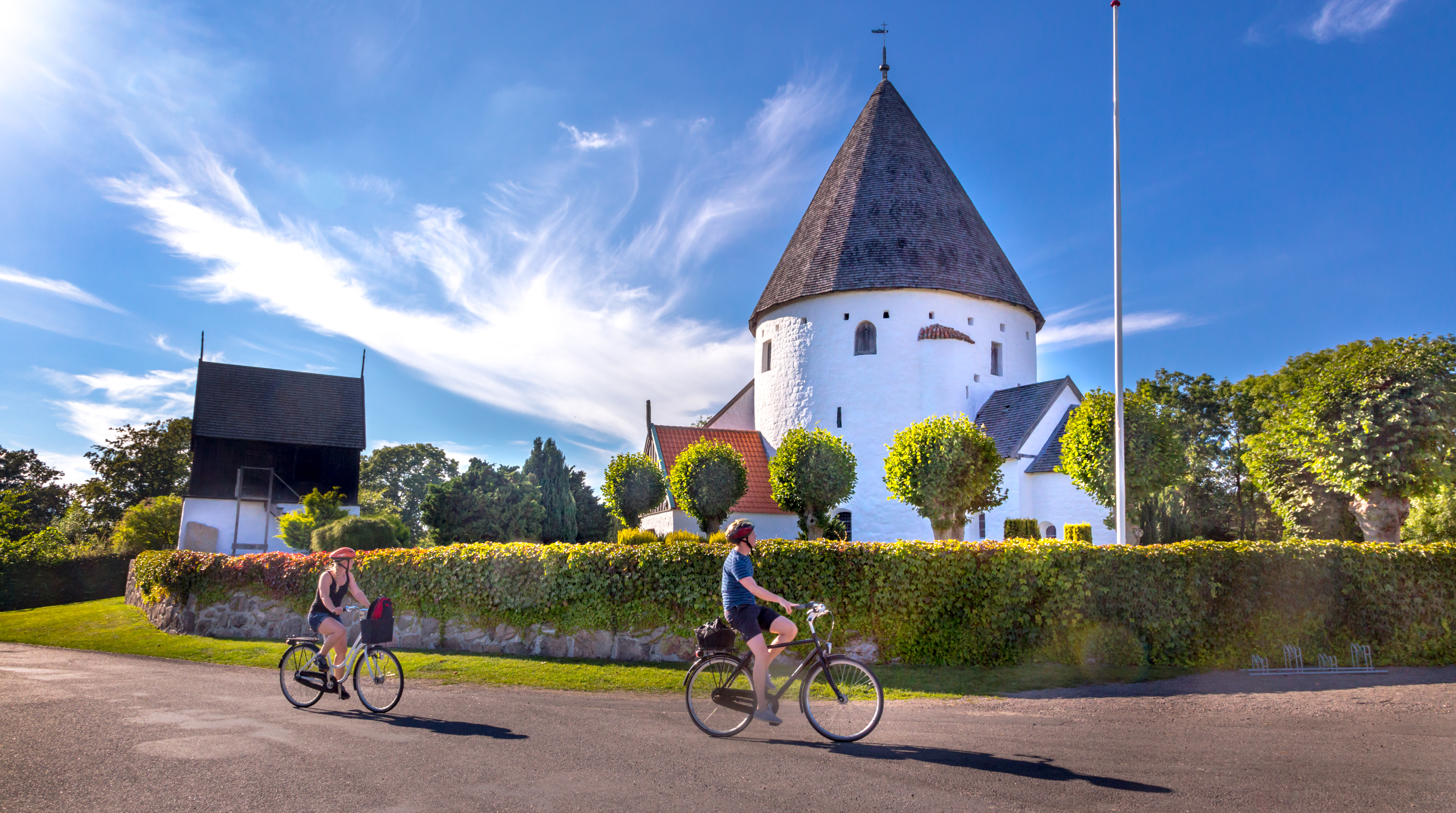 Cyklister ved Ols Rundkirke