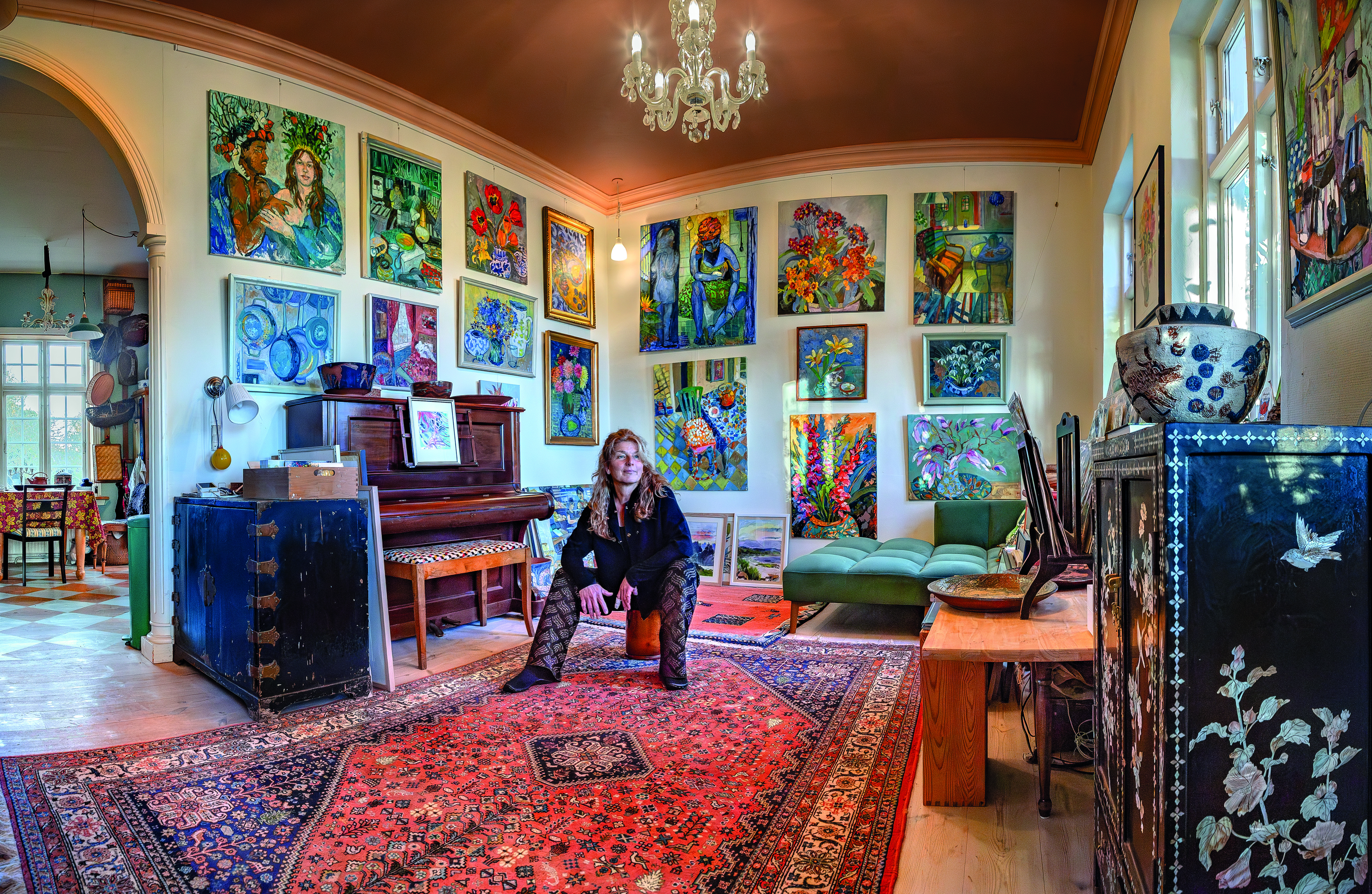 Kunstner i sit galleri