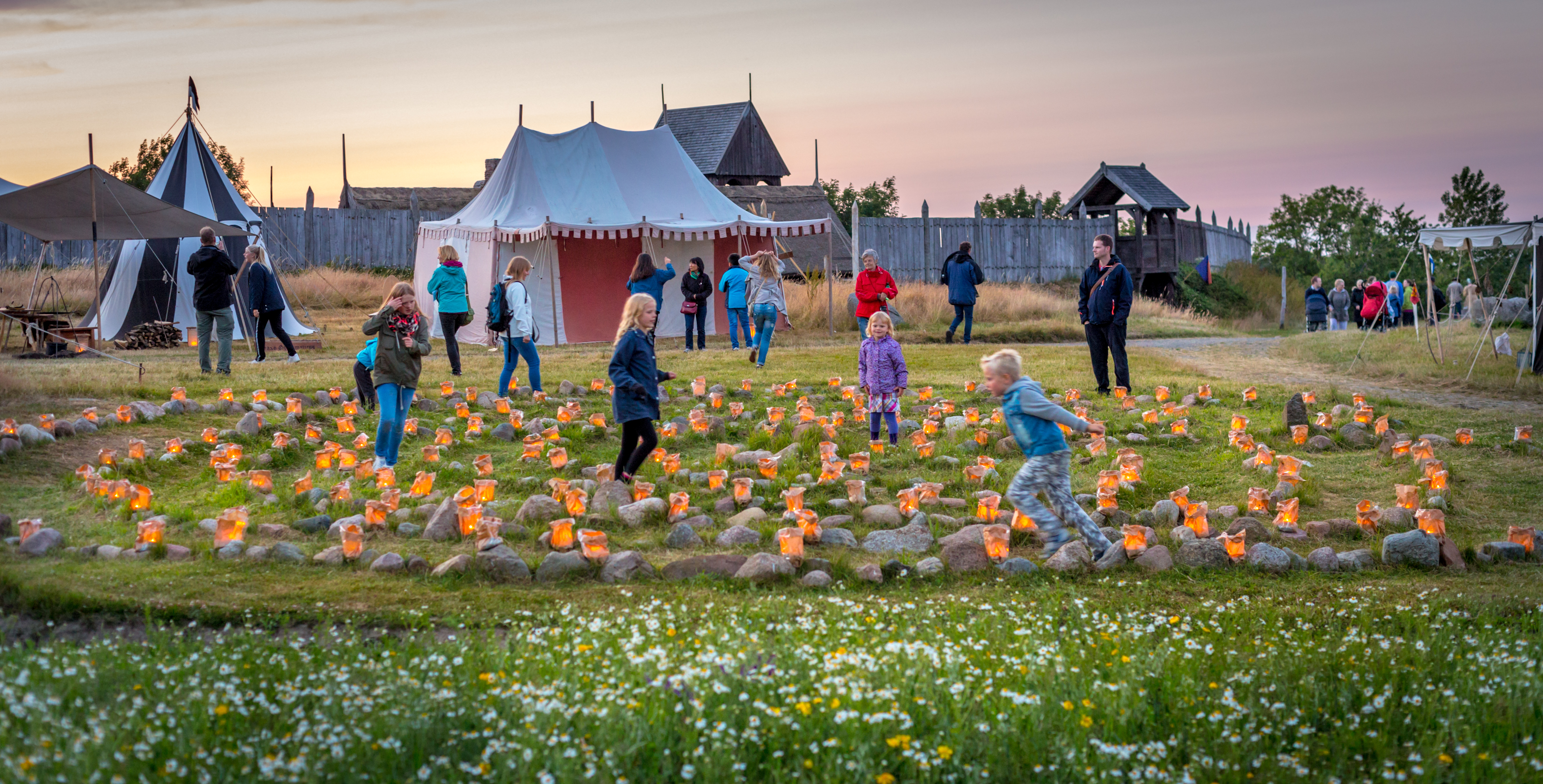 Bornholms Middelaldercenter i aftenskumringen