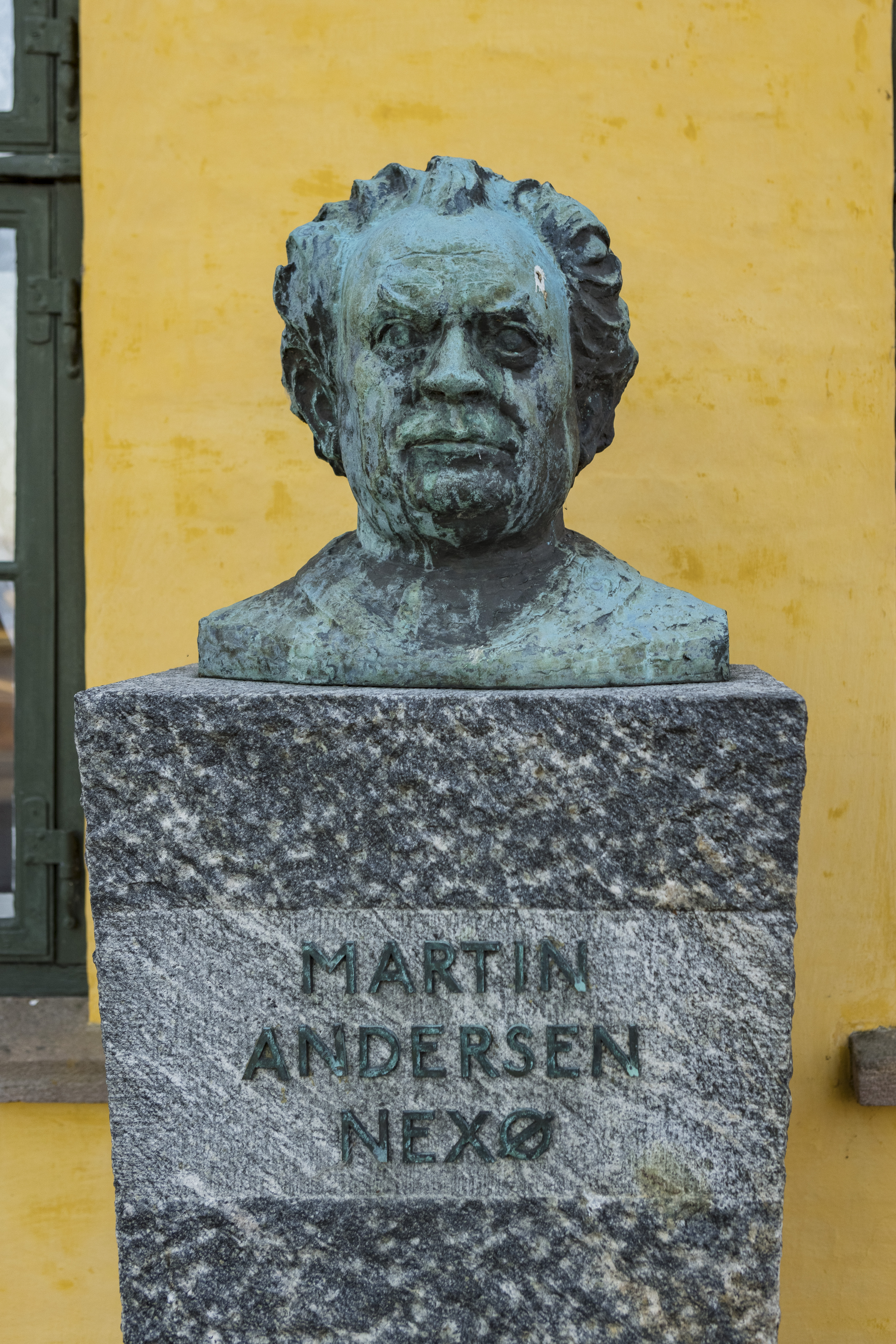 Martin Andersen Nexø byste foran museet