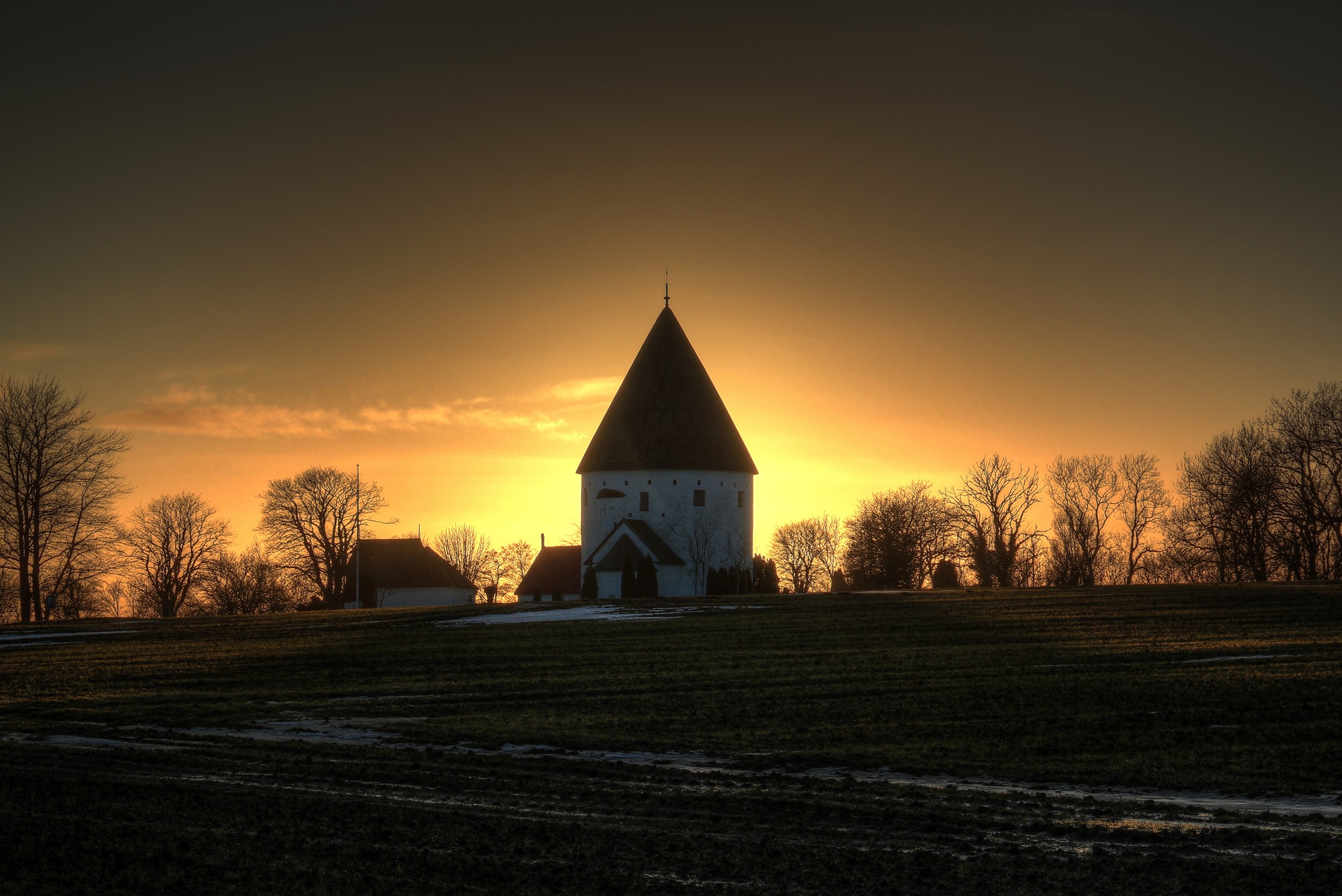 Ols Rundkirke i solnedgangen