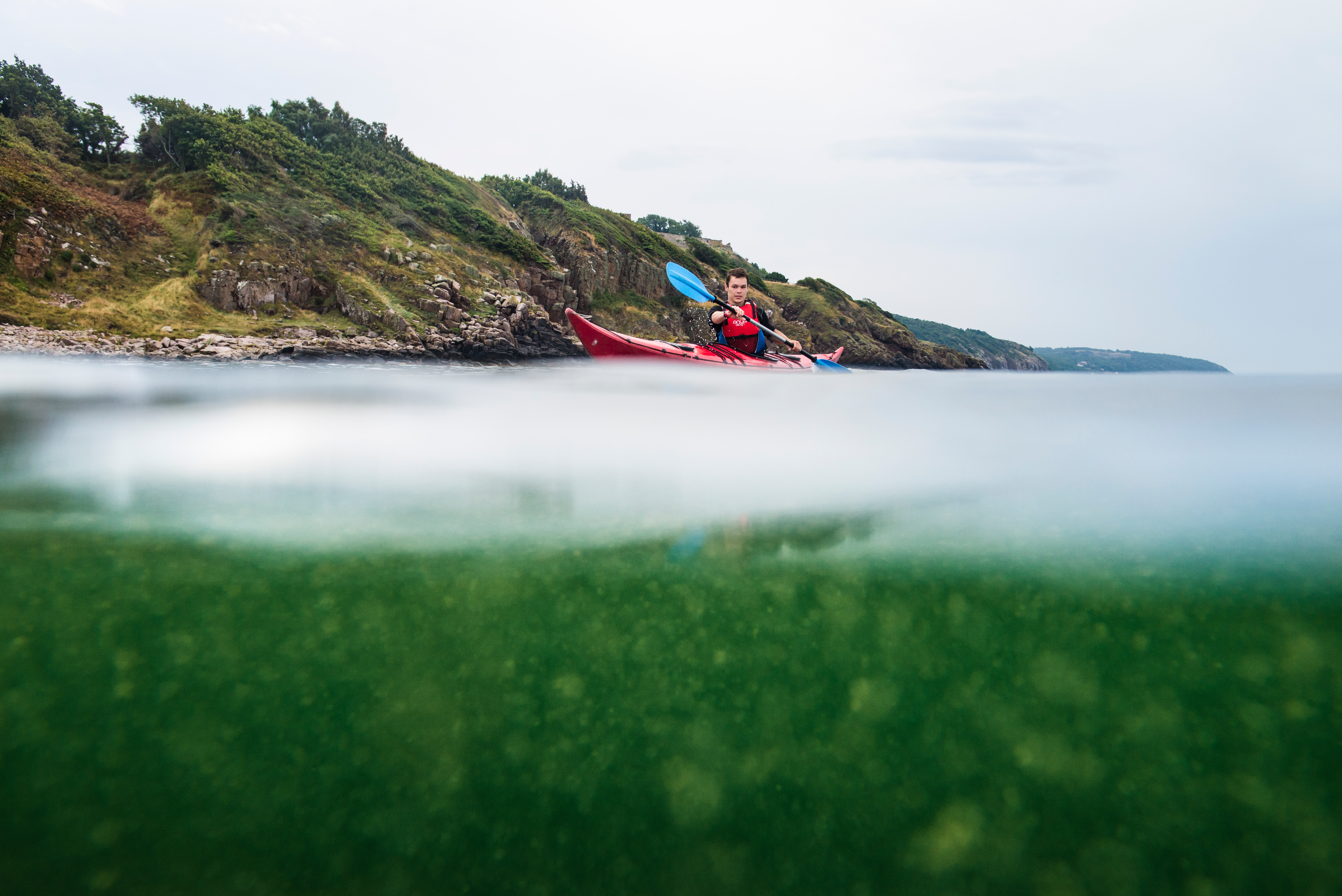 Kajakroer langs kysten på Nordbornholm