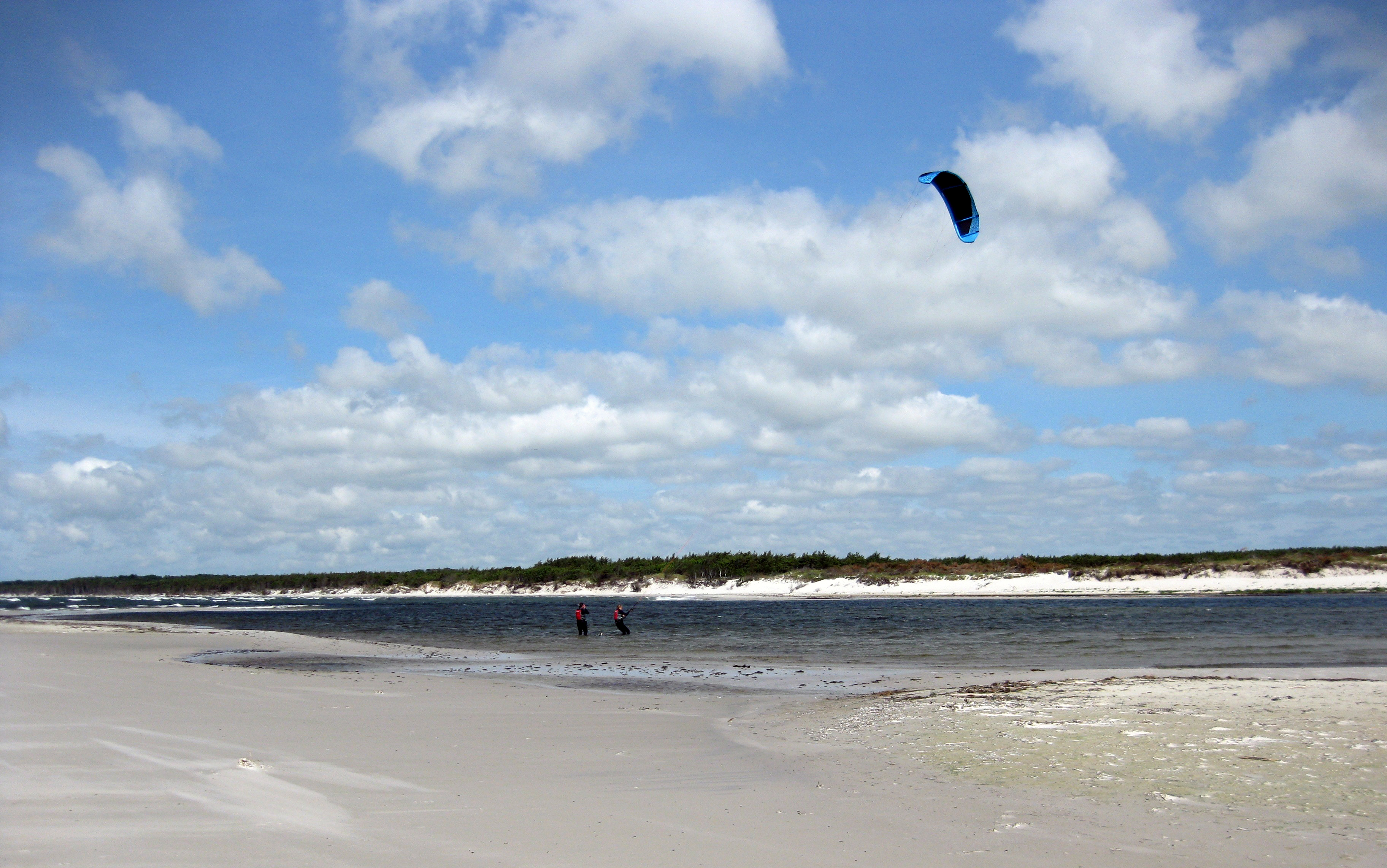Kitesurfing