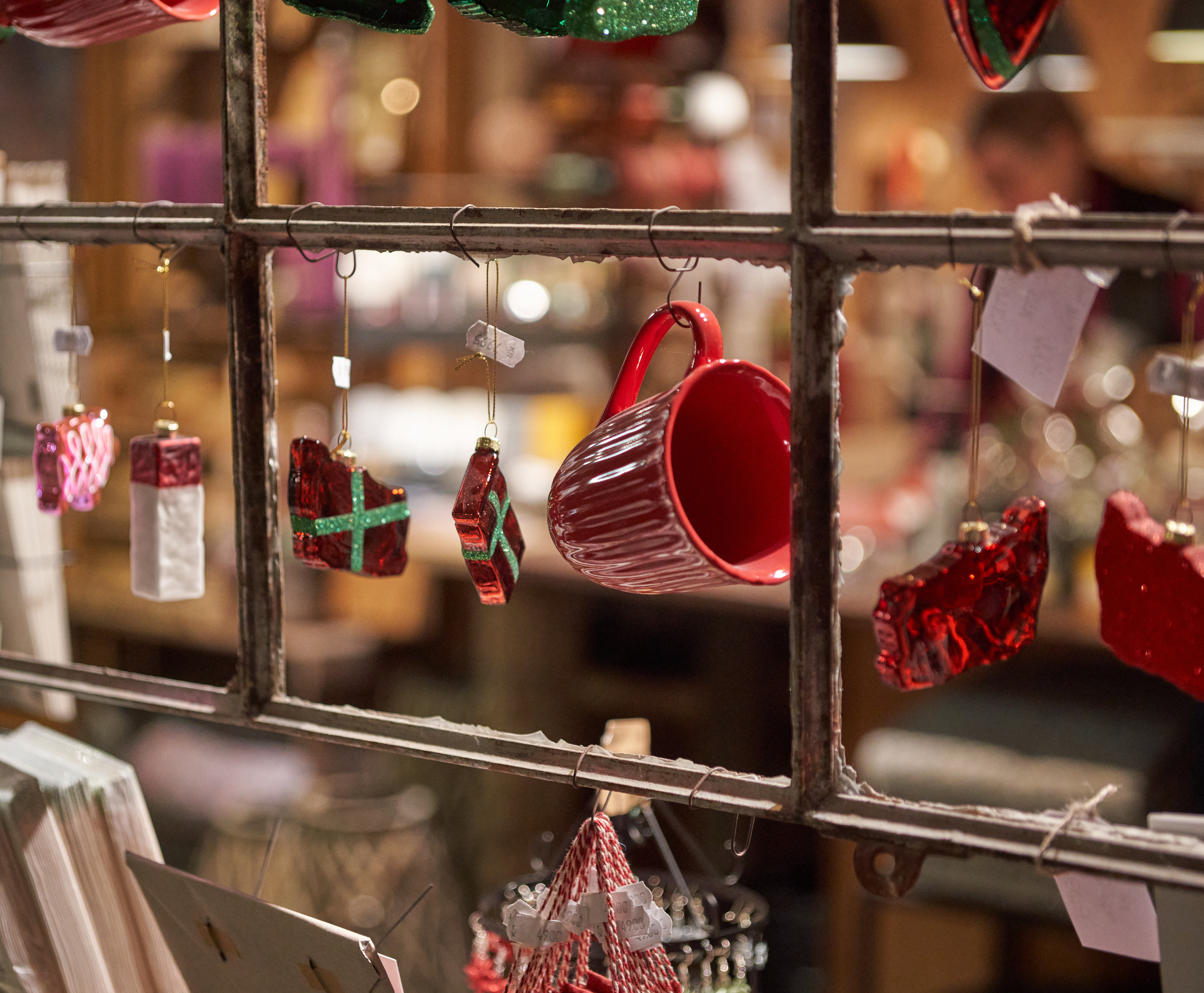 Julemarked på Lille Krusegård. Julevindue med ornamenter
